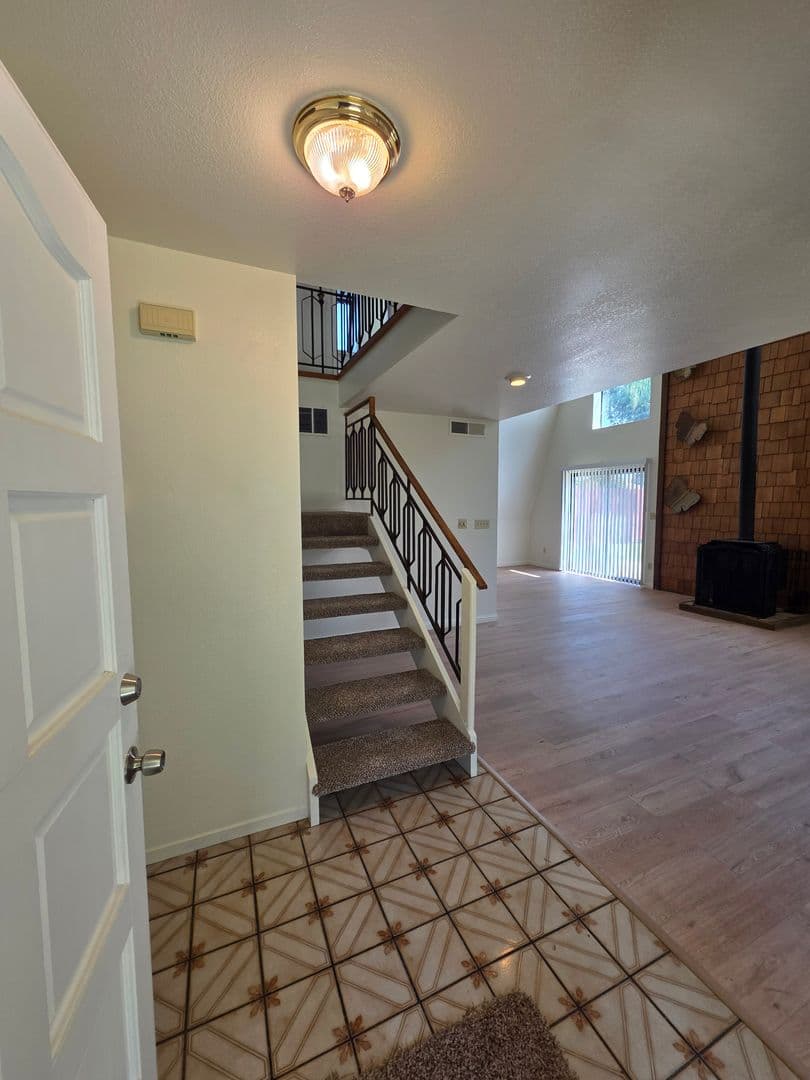 Visalia House: 2816 S Court Street