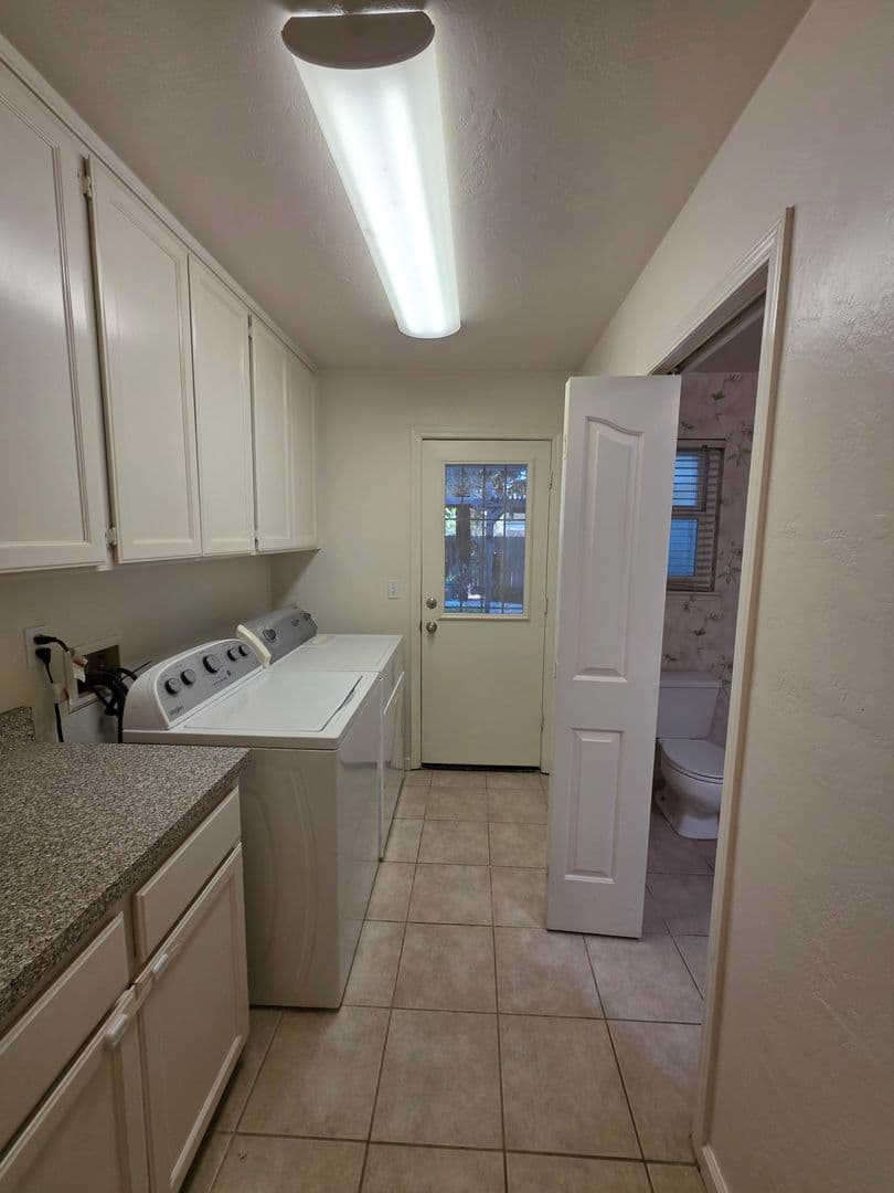 Visalia House: 2828 S Court Street