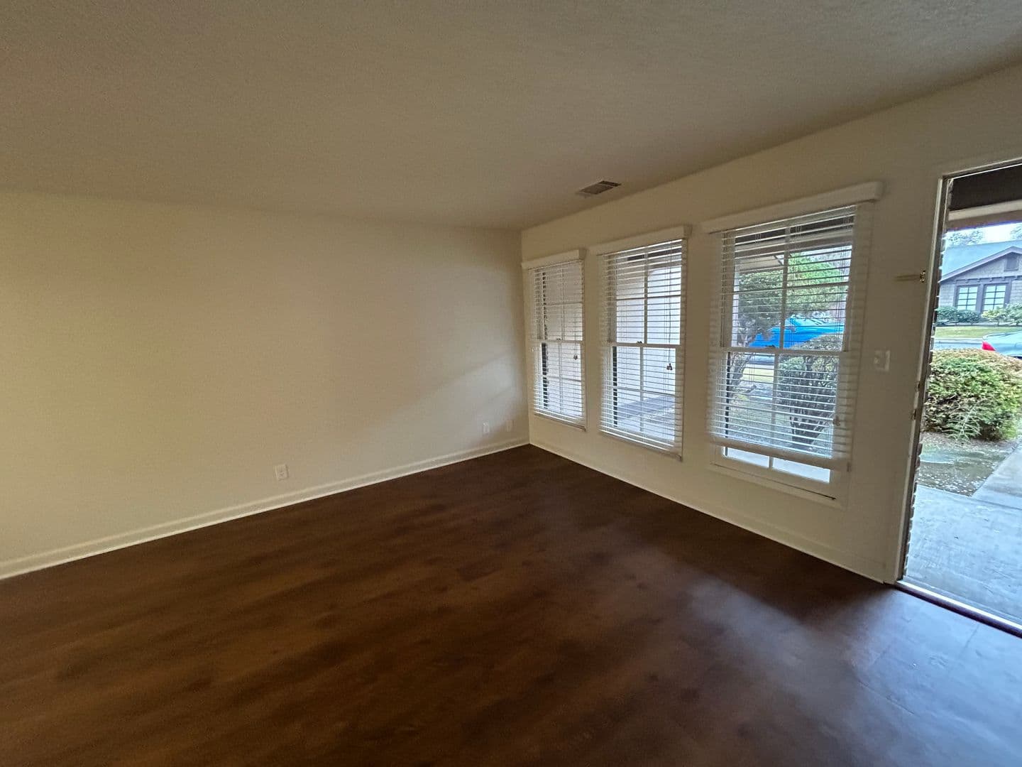 Visalia Apartment: 3940, 42, 44, 46 W. Hillsdale