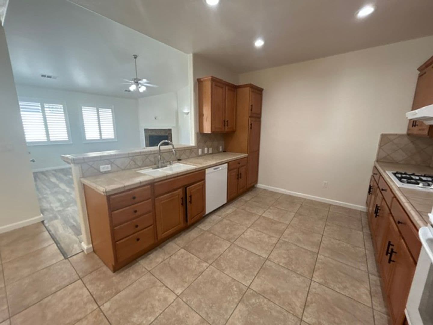 Visalia House: 328 S Holland CT
