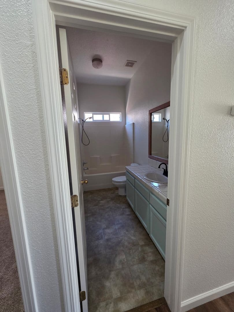 Visalia House: 1008 E. Arlen St