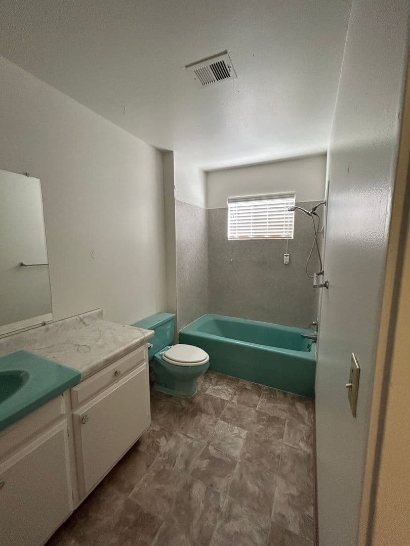 Visalia House: 2940 S. Woodland