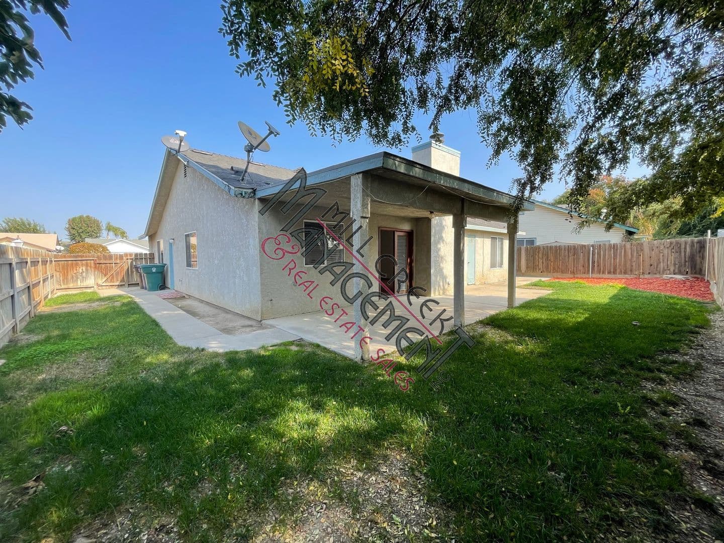 Tulare House: 1913 Del Monte Ct