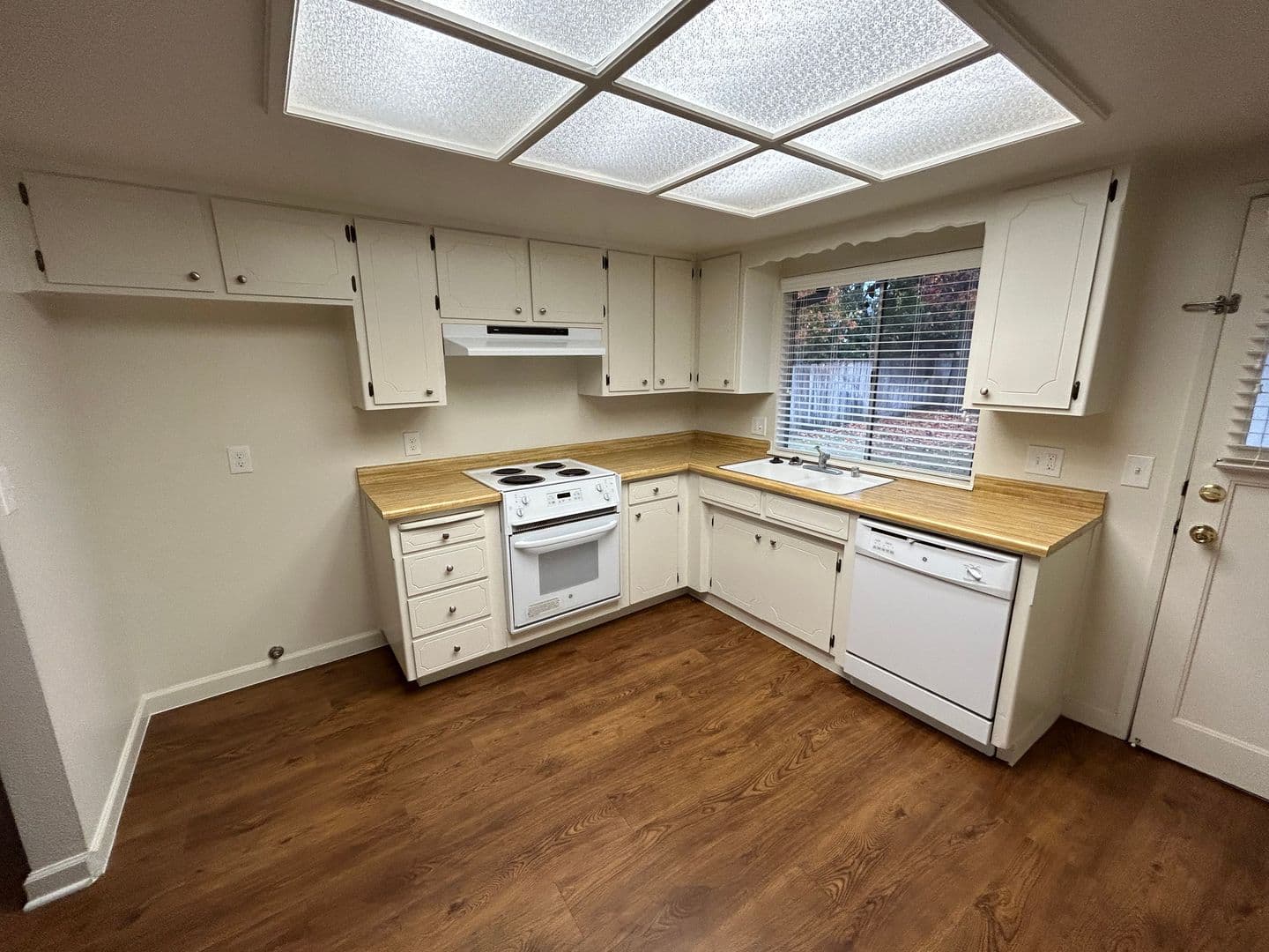 Visalia Apartment: 3940, 42, 44, 46 W. Hillsdale