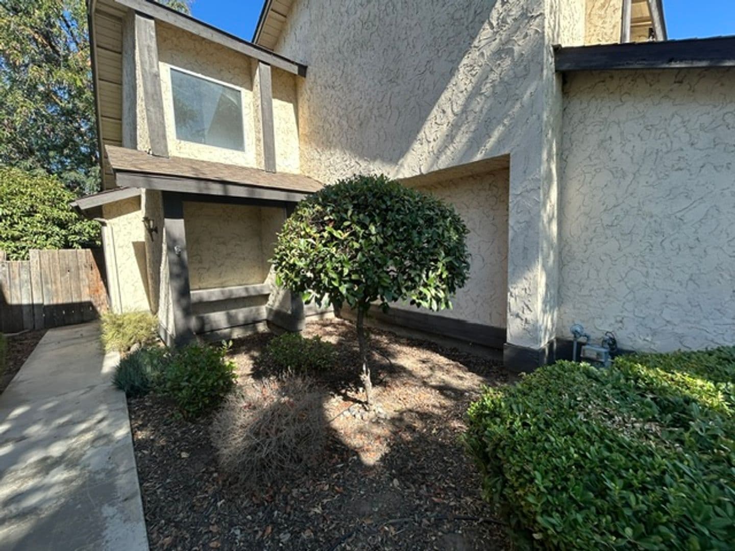 Visalia House: 2411 N Bradley