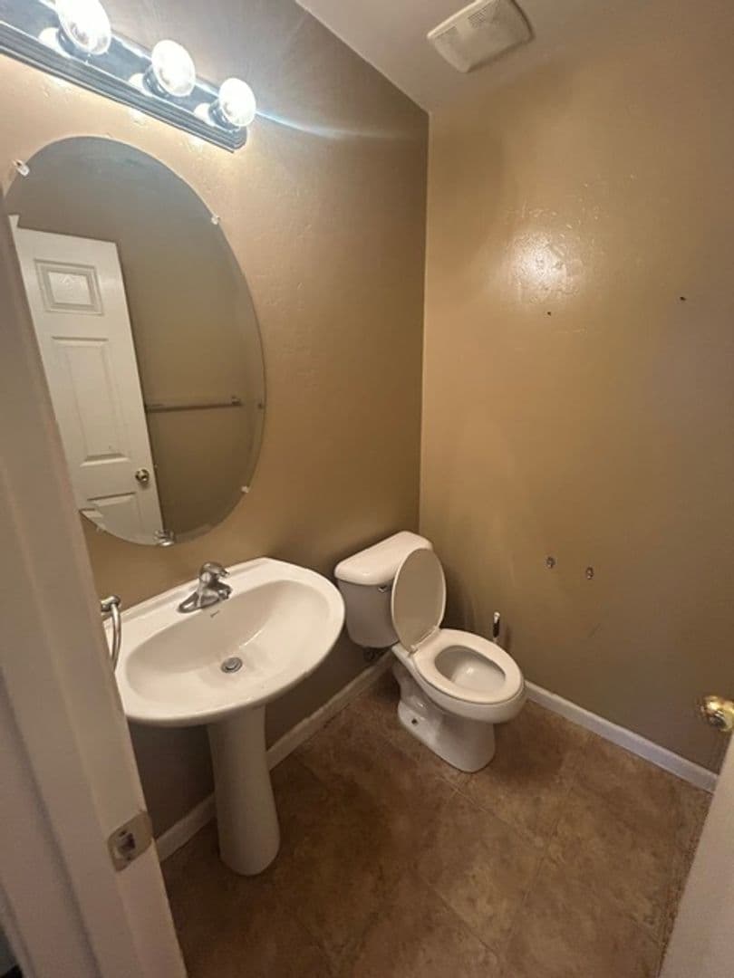 Visalia House: 2305 E Dorothea Ave