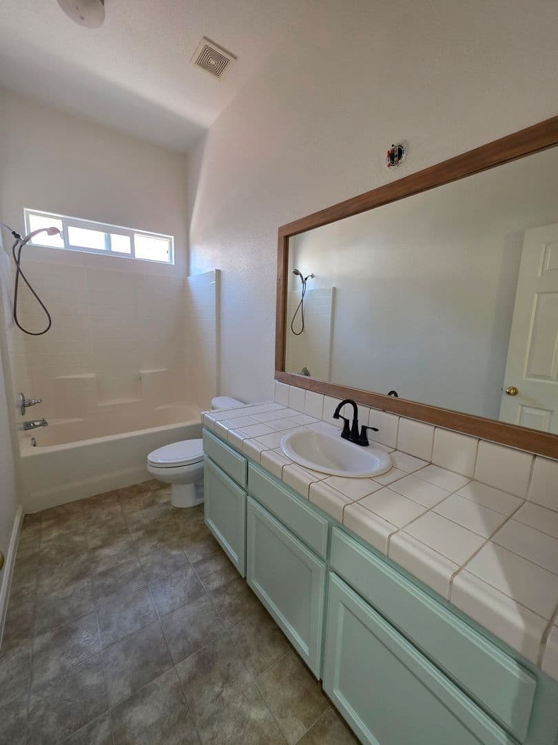 Visalia House: 1008 E. Arlen St