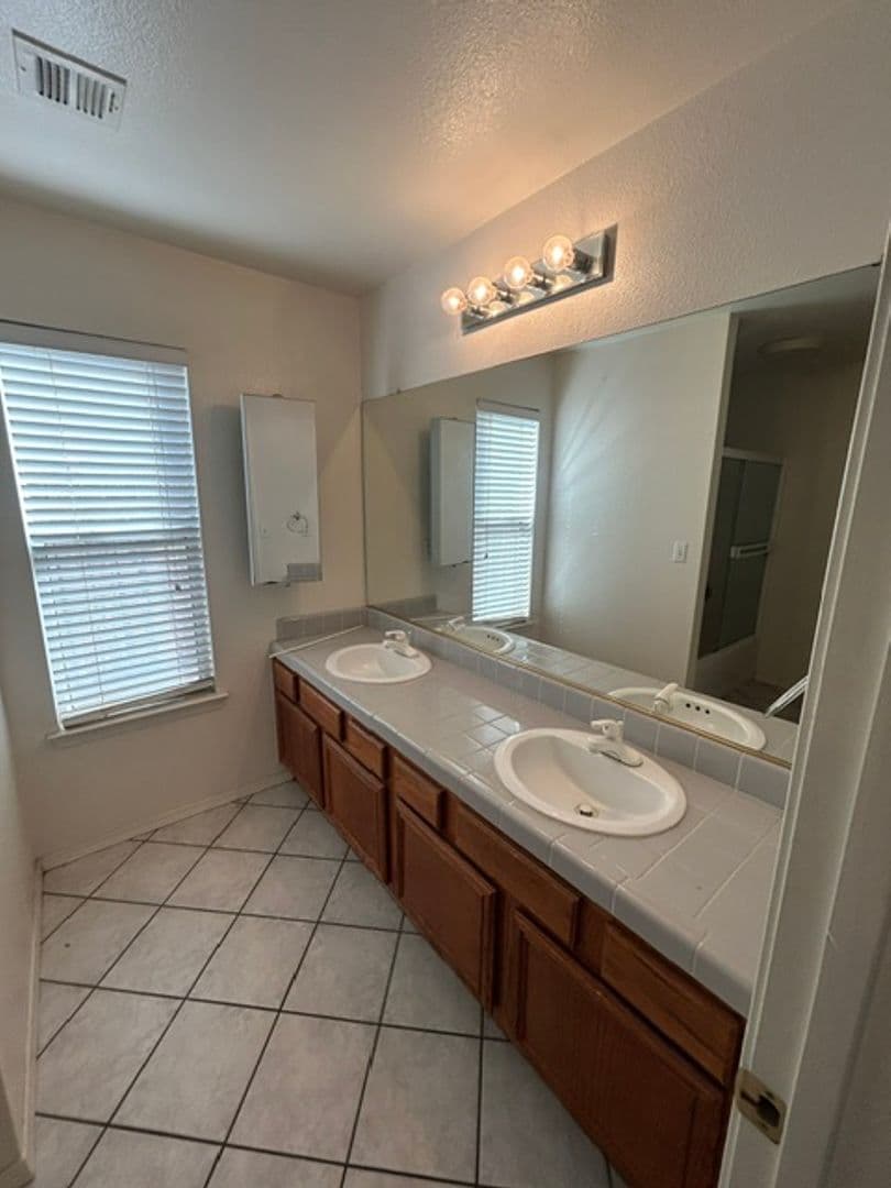 Visalia House: 1040 S. Casablanca