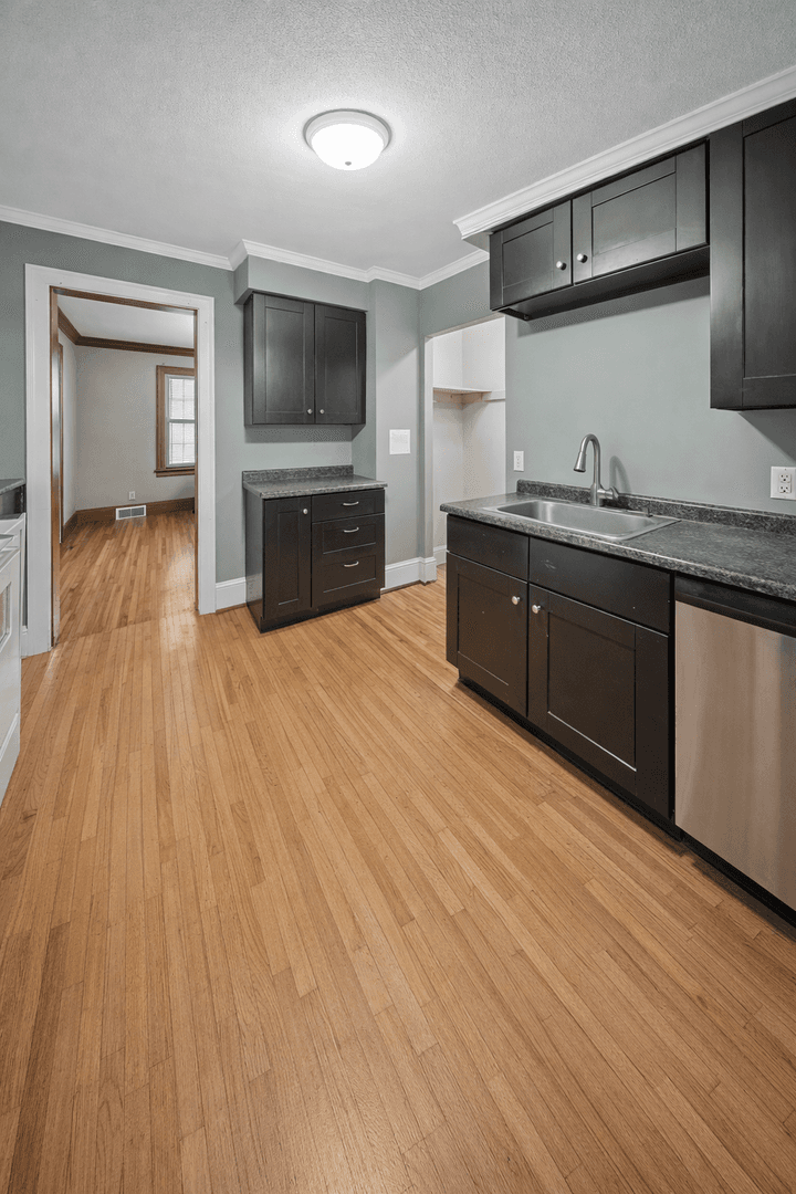 St. Paul House: 811 Snelling Ave N