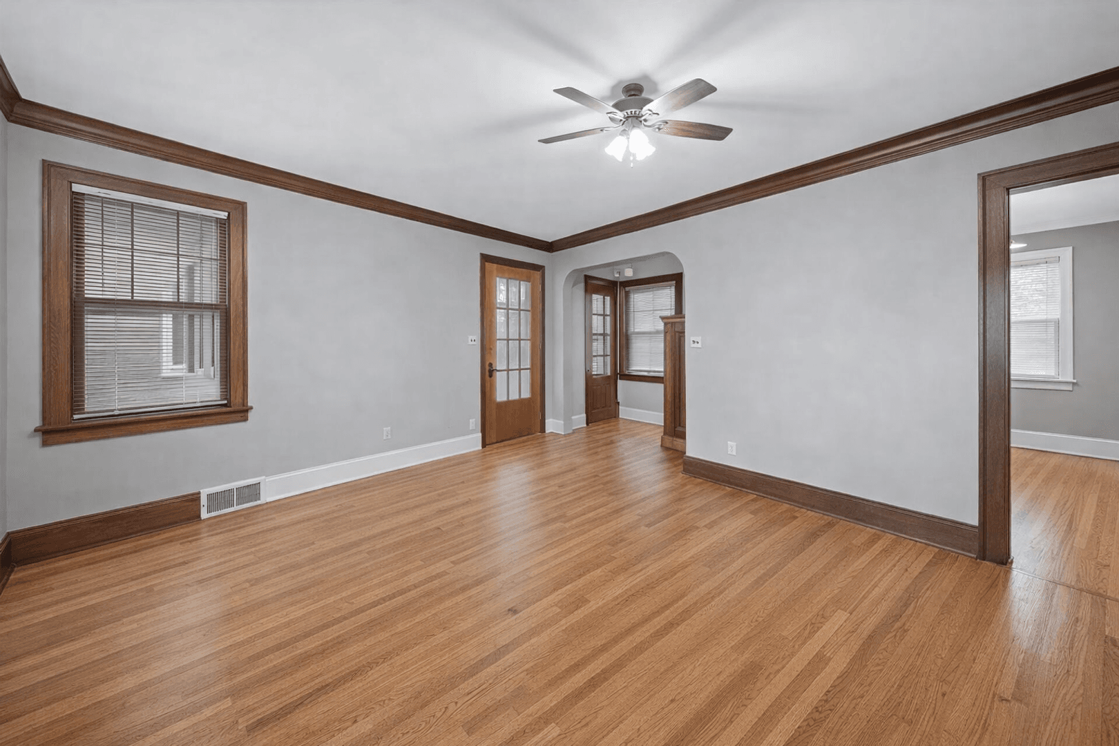 St. Paul House: 811 Snelling Ave N