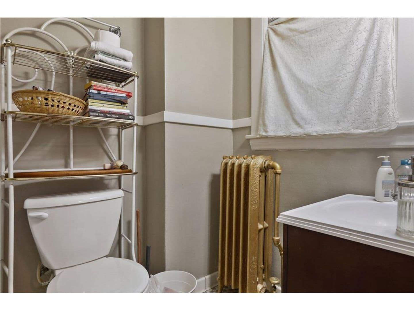 St. Paul Apartment: 1862 Roblyn Avenue