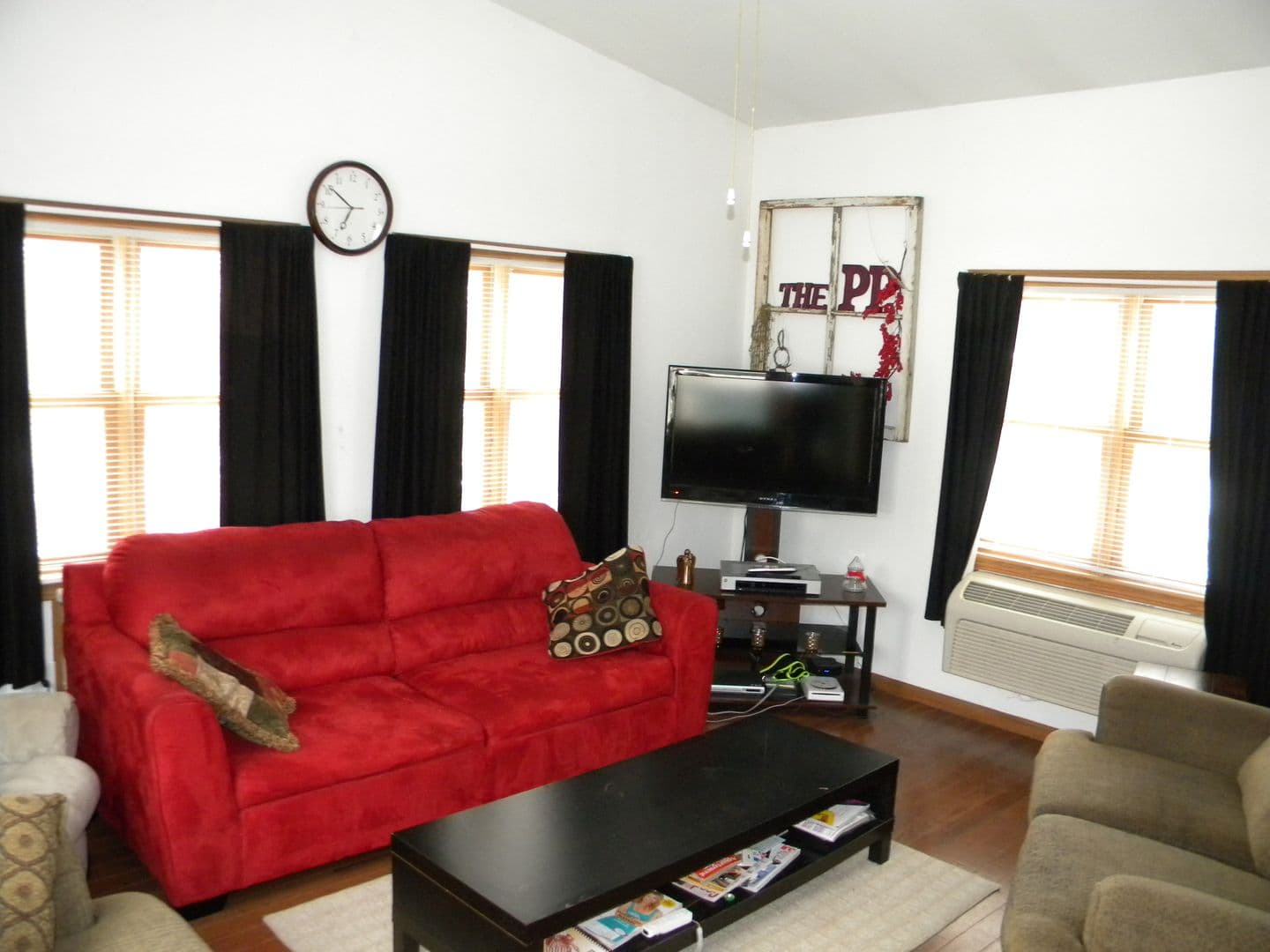 St. Paul Apartment: 2215 Como Ave