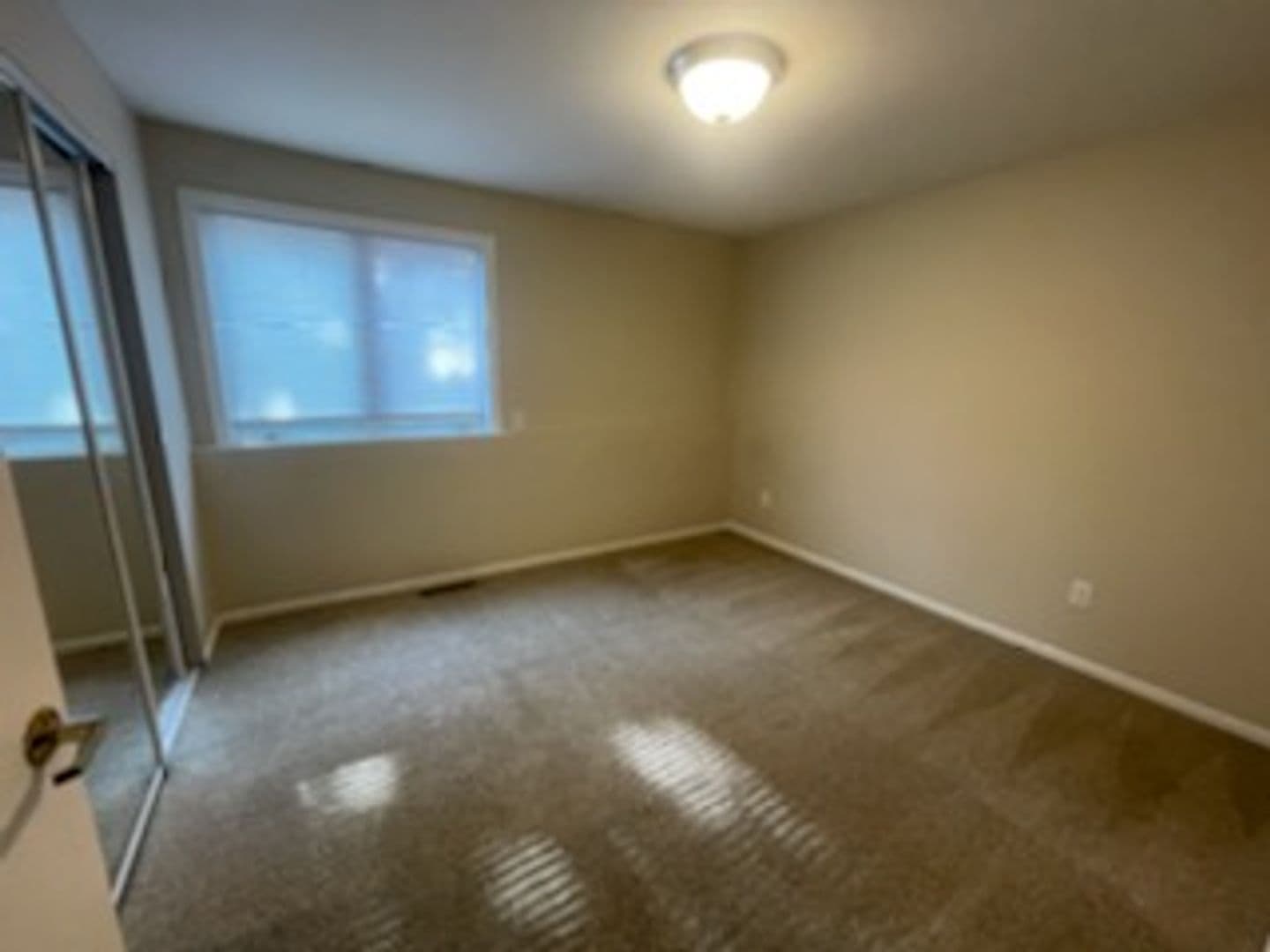 Minneapolis Apartment: 860 10th Ave SE