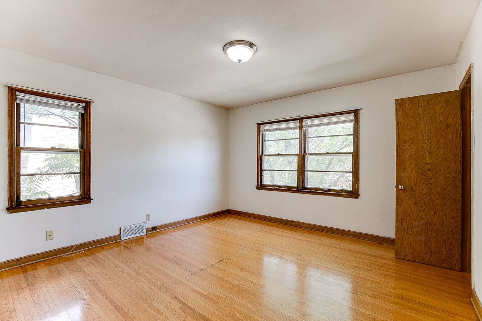 St. Paul Apartment: 865-67 Snelling Ave N