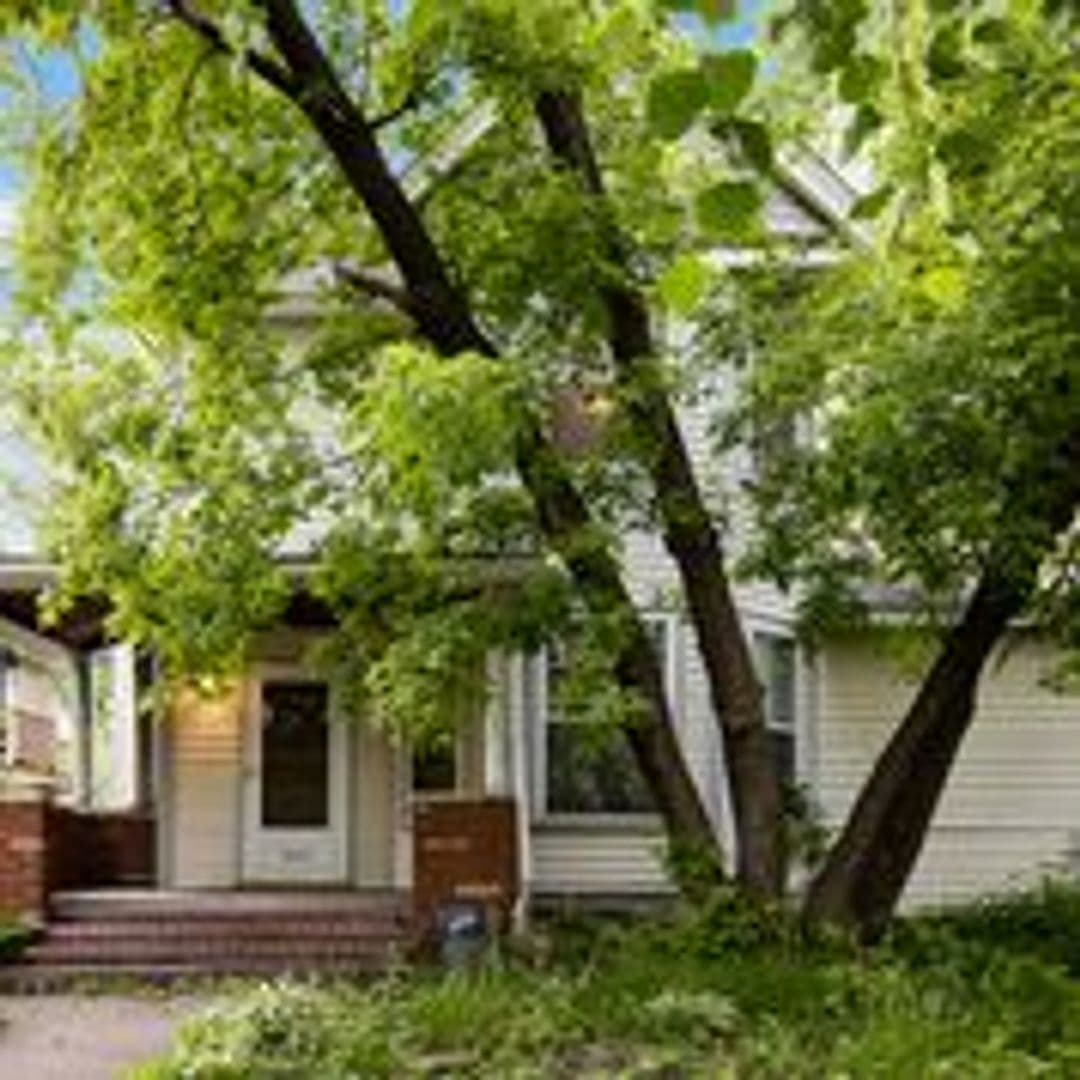 St. Paul Apartment: 1641 Hewitt Ave