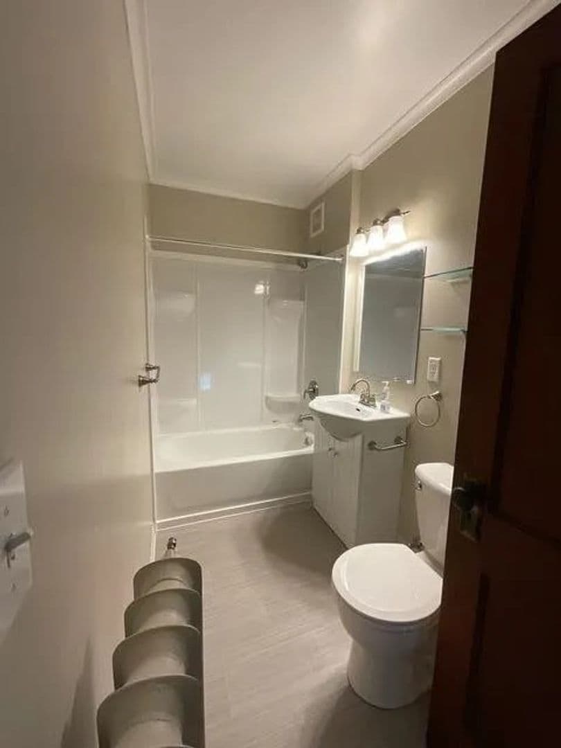 St. Paul Apartment: 803 Snelling Ave N