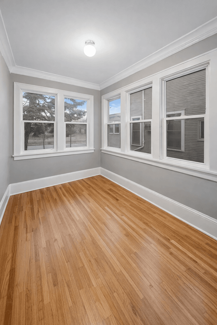 St. Paul House: 811 Snelling Ave N