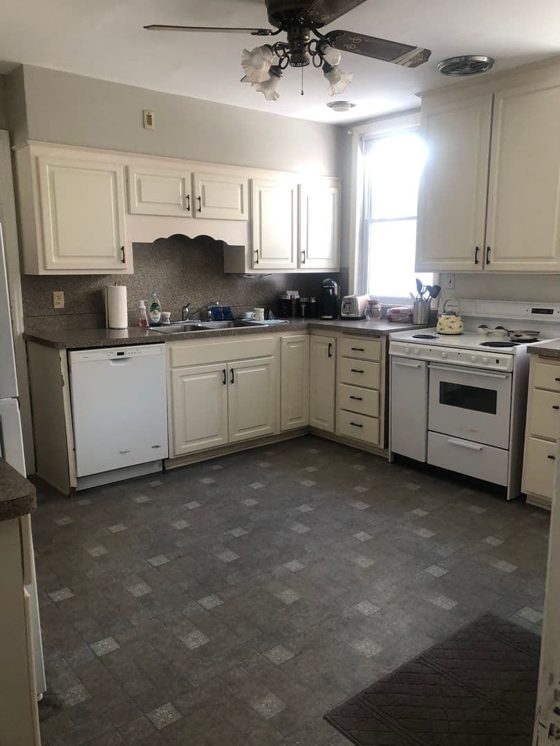 St. Paul Apartment: 1912 Roblyn Ave