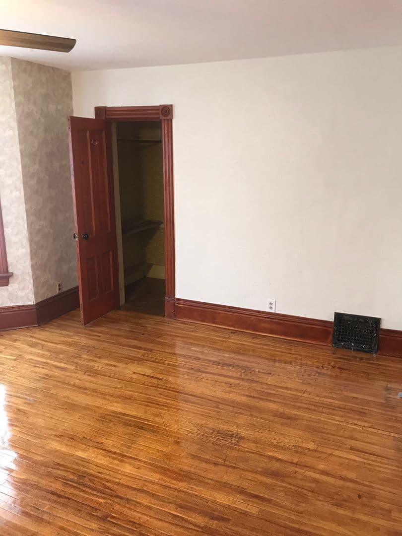 St. Paul Apartment: 1641 Hewitt Ave