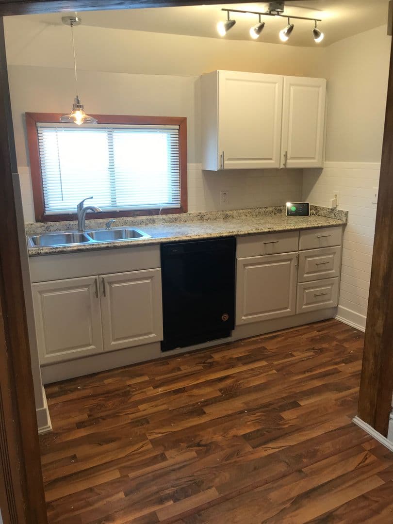 St. Paul Apartment: 1641 Hewitt Ave