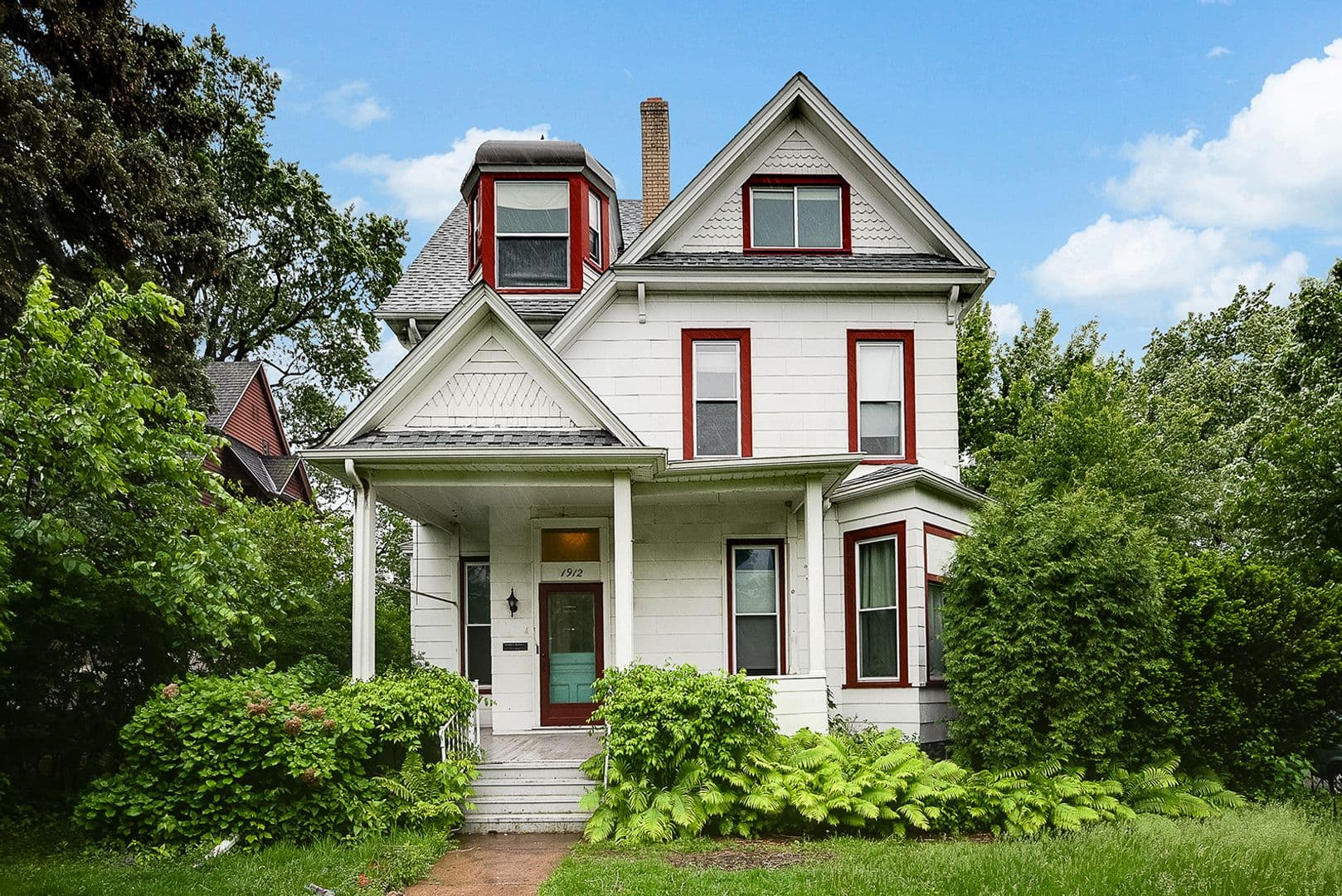 St. Paul Apartment: 1912 Roblyn Ave