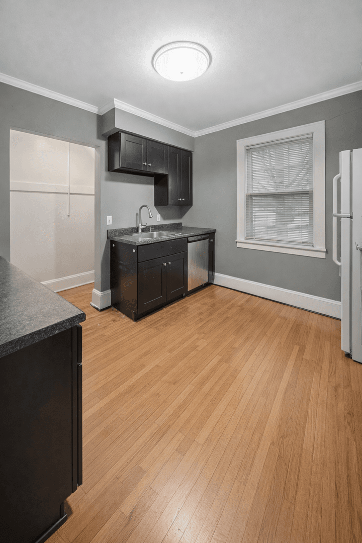 St. Paul House: 811 Snelling Ave N