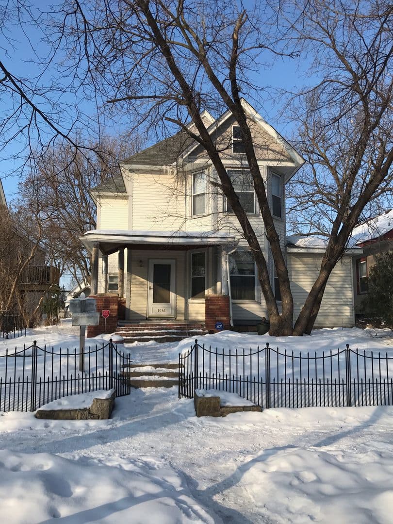 St. Paul Apartment: 1641 Hewitt Ave