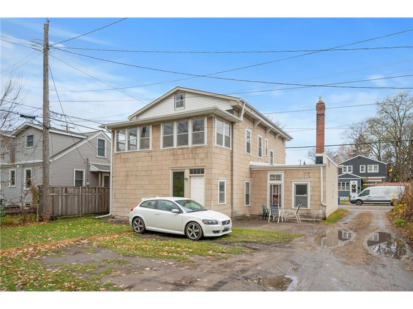 St. Paul Apartment: 824 Aldine St