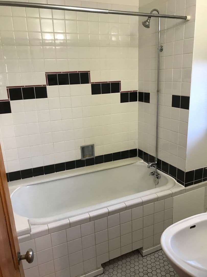 St. Paul Apartment: 1641 Hewitt Ave