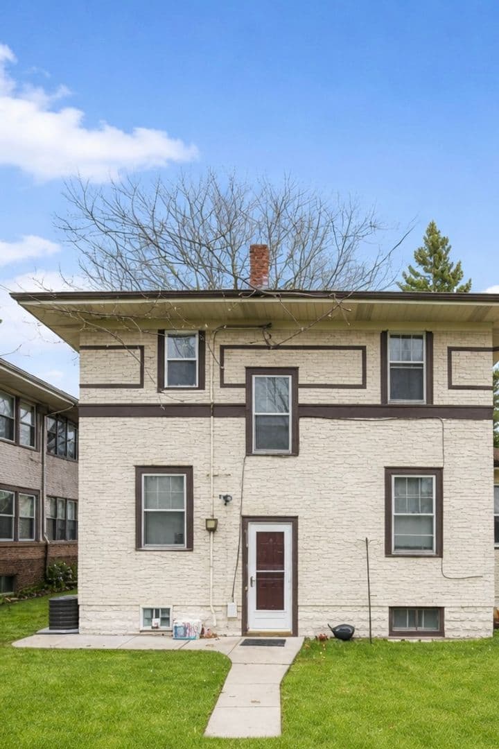 St. Paul House: 811 Snelling Ave N
