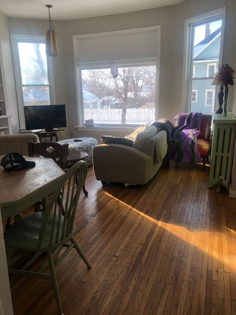 St. Paul Apartment: 1912 Roblyn Ave