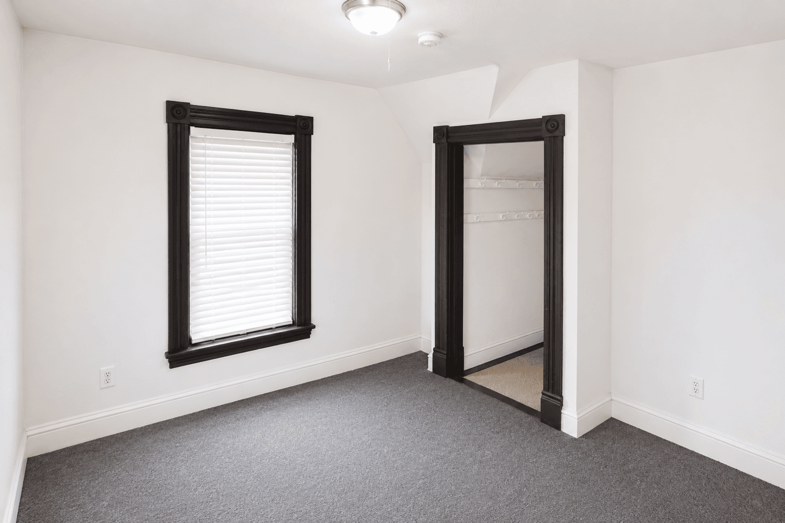 Minneapolis House: 911 E River Road
