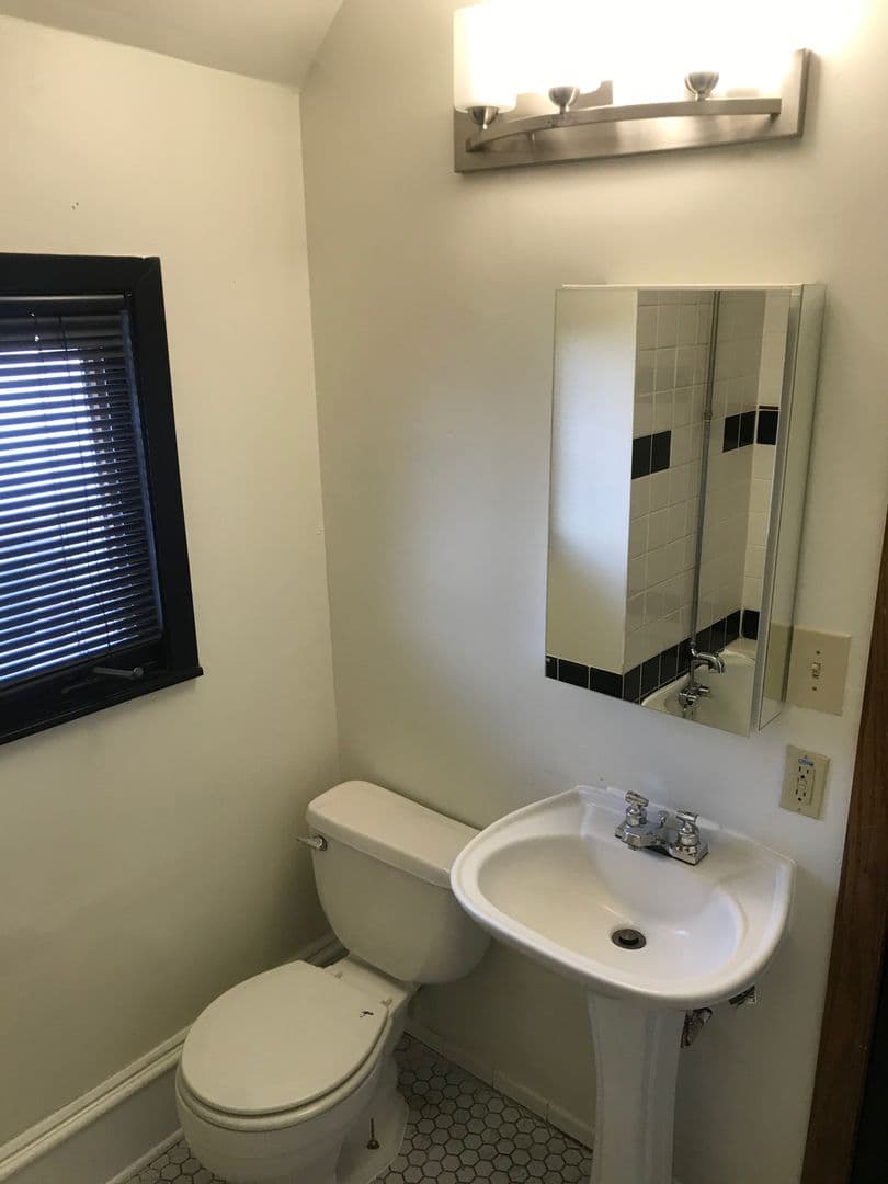 St. Paul Apartment: 1641 Hewitt Ave