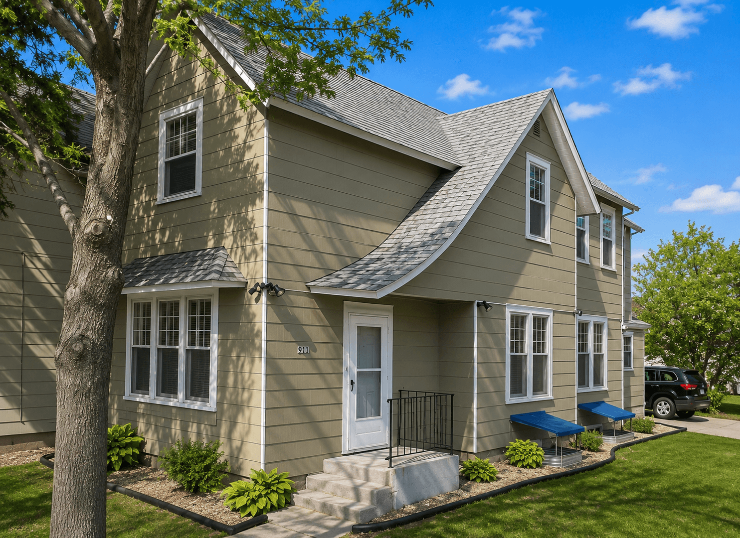 Minneapolis House: 911 E River Road