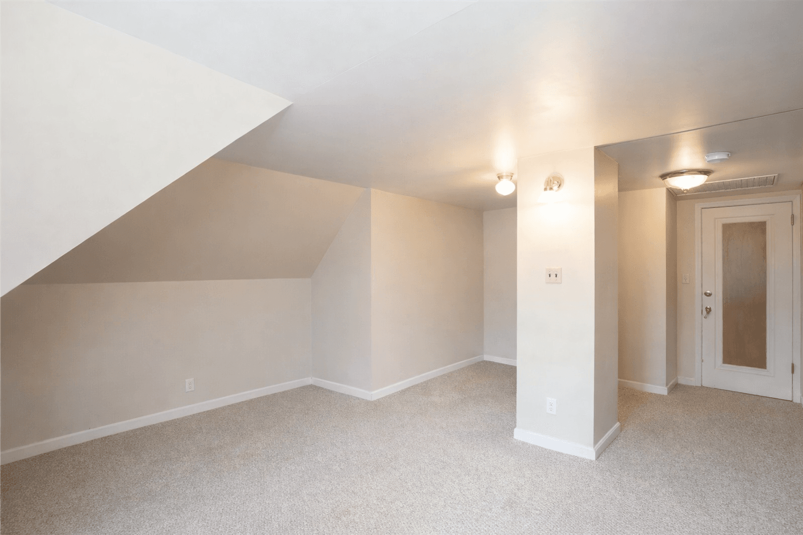 St. Paul Apartment: 1555 Carroll Ave