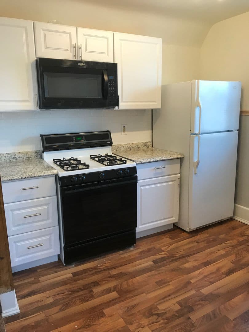 St. Paul Apartment: 1641 Hewitt Ave