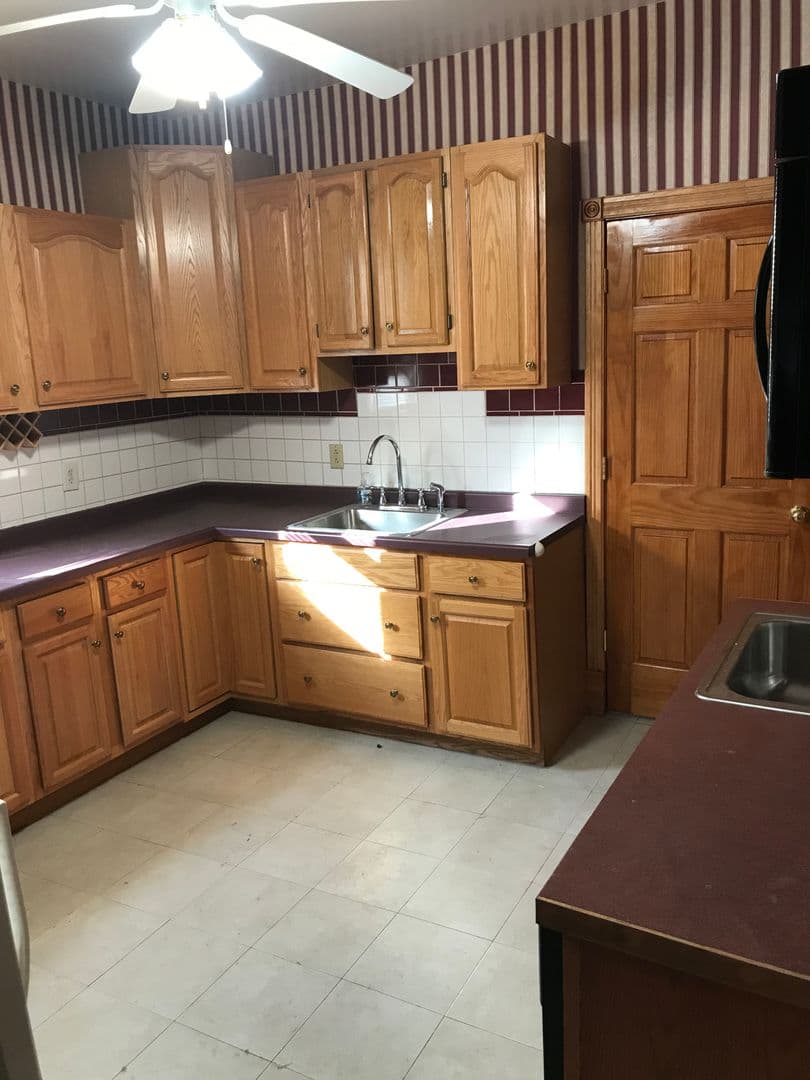 St. Paul Apartment: 1641 Hewitt Ave