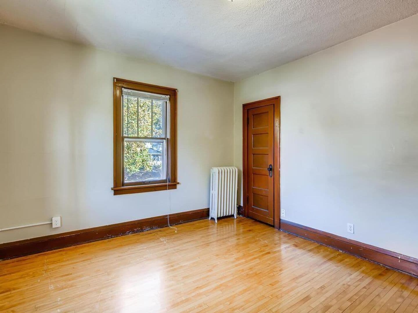 St. Paul Apartment: 1698 Hewitt Ave