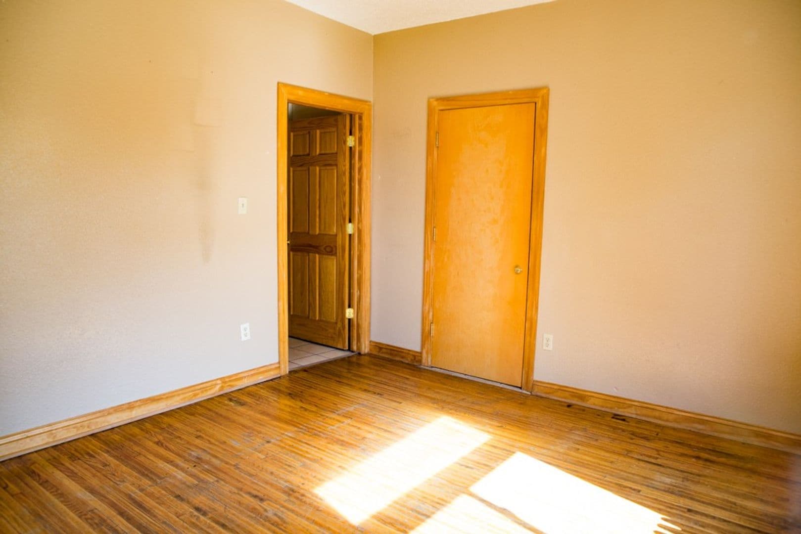 Minneapolis Apartment: 825-27 15th Ave SE