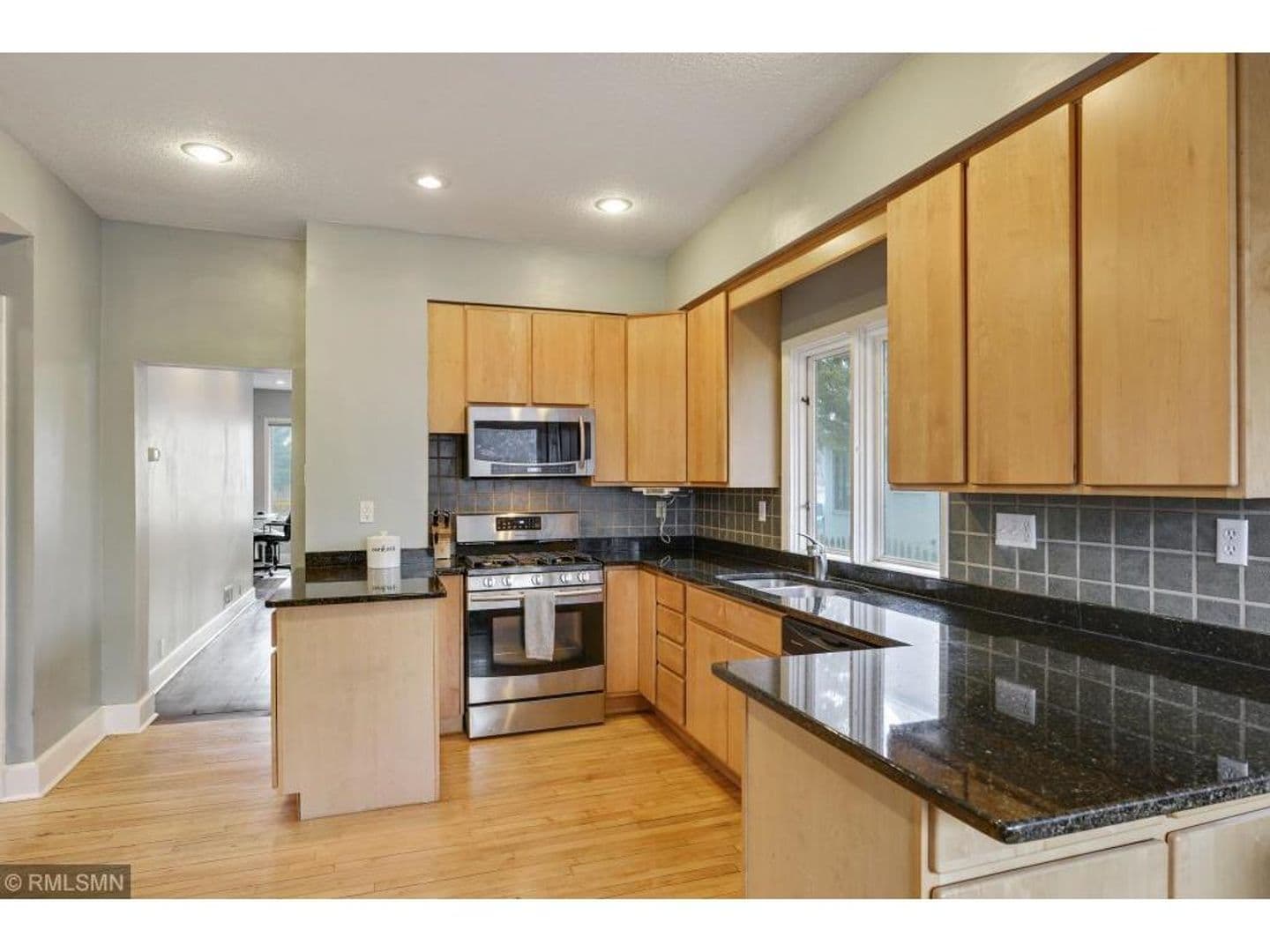 St. Paul Apartment: 1522 Minnehaha Ave W