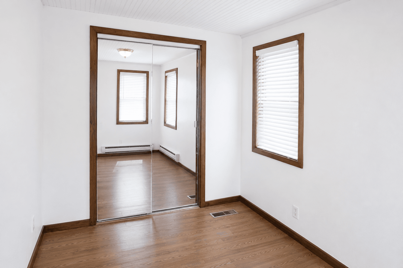 Minneapolis House: 911 E River Road