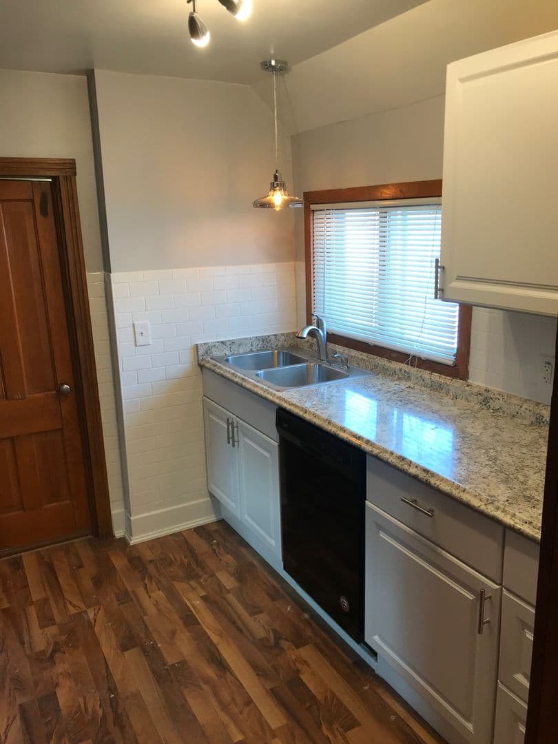 St. Paul Apartment: 1641 Hewitt Ave