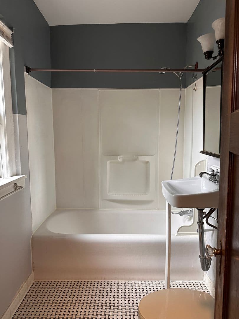 Minneapolis Apartment: 813 University Ave SE