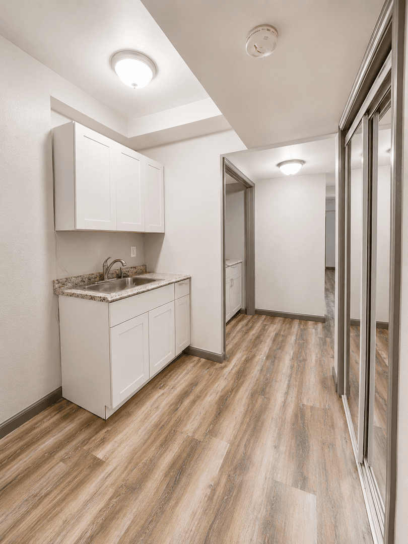 Minneapolis Apartment: 2018 Como Ave SE