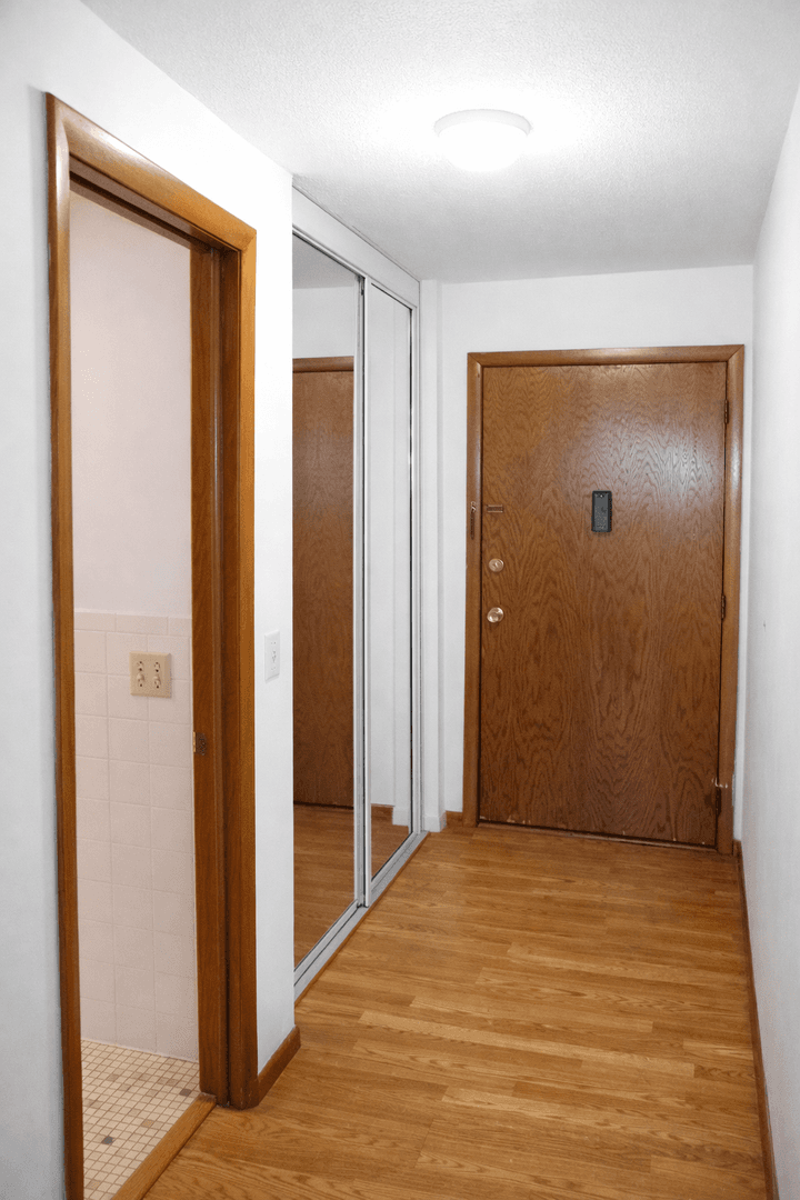 Minneapolis Apartment: 616 10th Ave SE