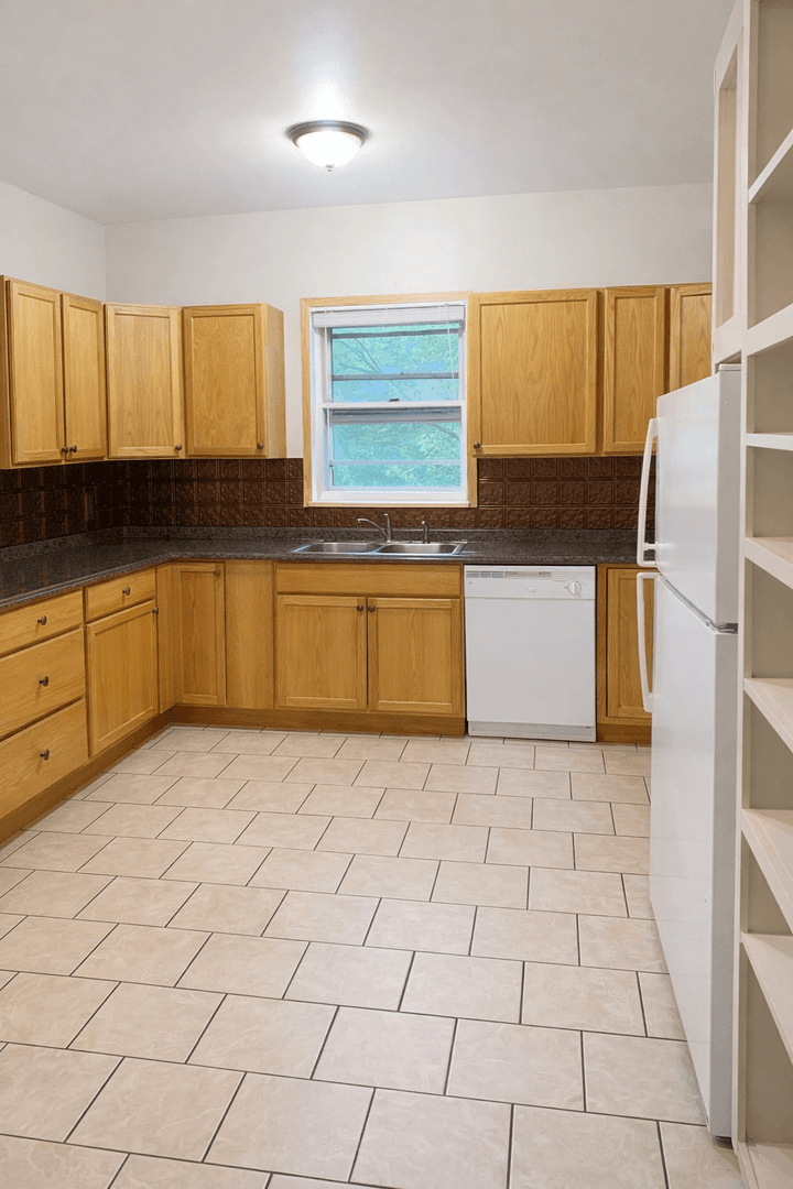Minneapolis Apartment: 887 22nd Ave SE