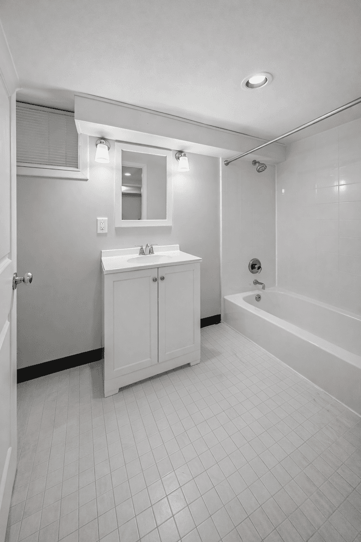 St. Paul House: 811 Snelling Ave N