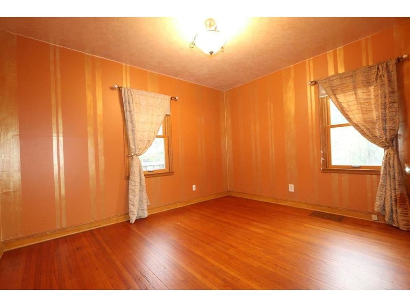 St. Paul House: 818 Aldine St