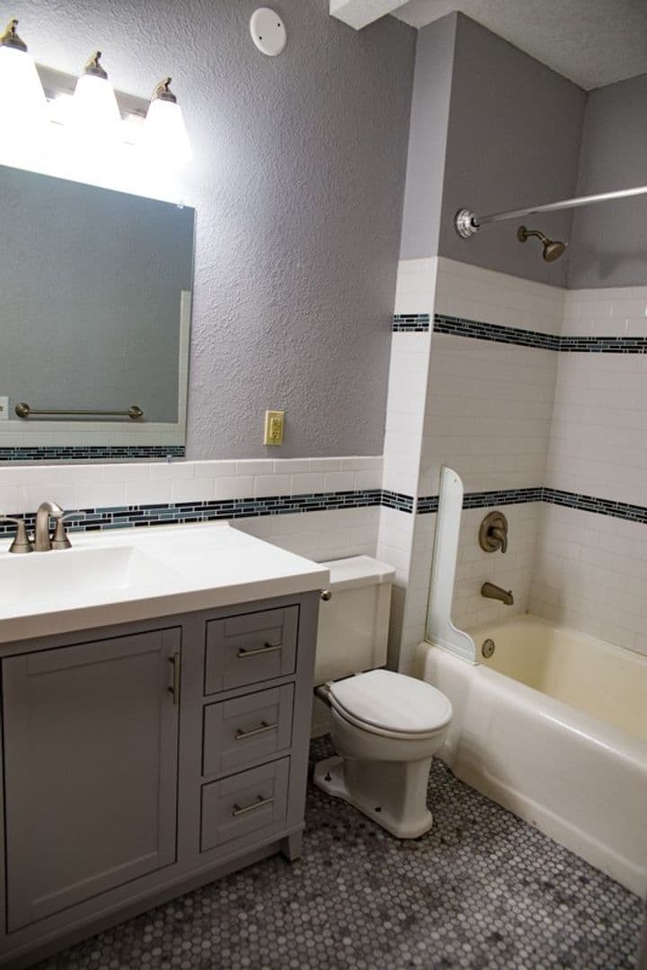 Minneapolis Apartment: 1212 Como Ave SE