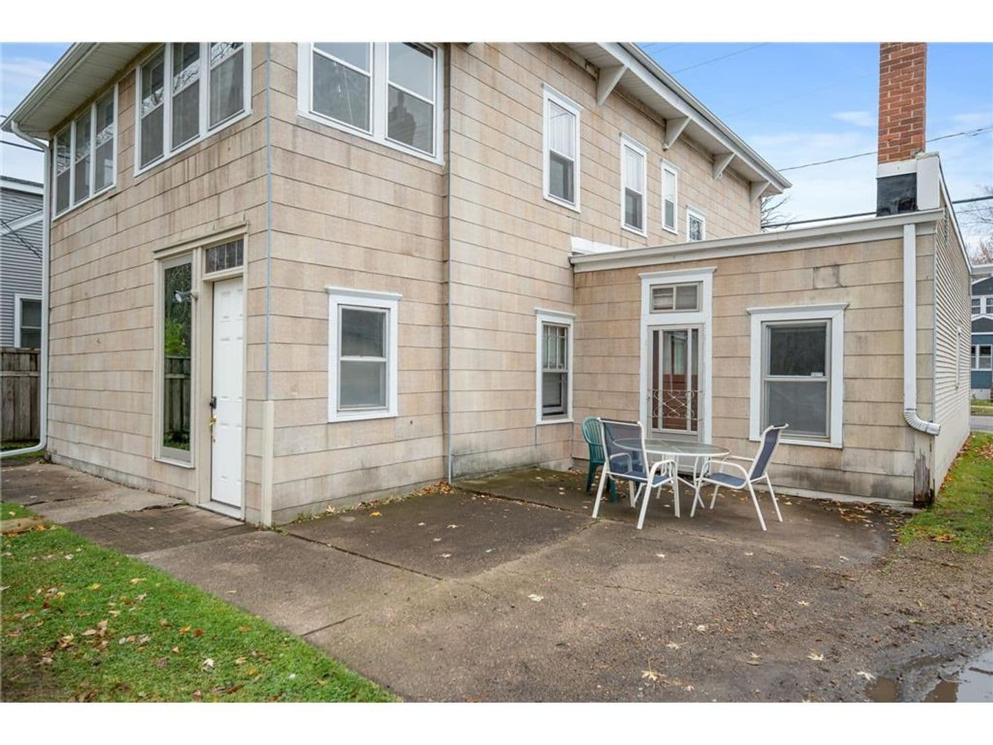 St. Paul Apartment: 824 Aldine St